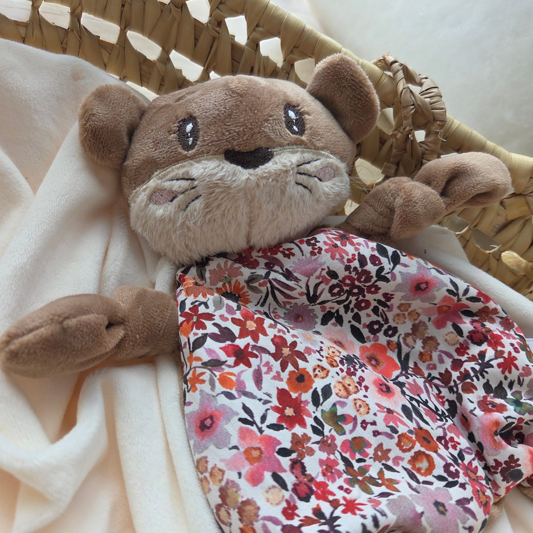 Doudou loutre brune personnalisé – sur commande
